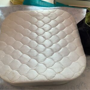 VINTAGE QUILTED HANKY BOX..PLUS 10 VINTAGE HANKIES..ALL EUC